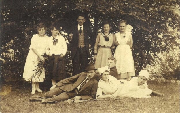 A group photo taken in the 1920s.