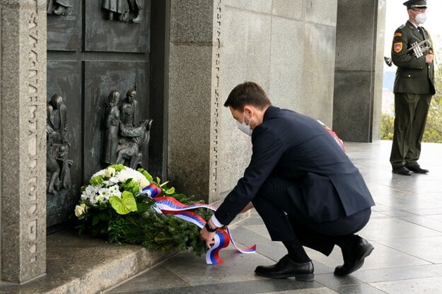 PM Eduard Hered laying a wreath at Slavín to mark the end of WWII.