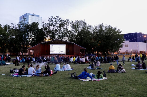 An outdoor cinema by the Kuchajda lake. 