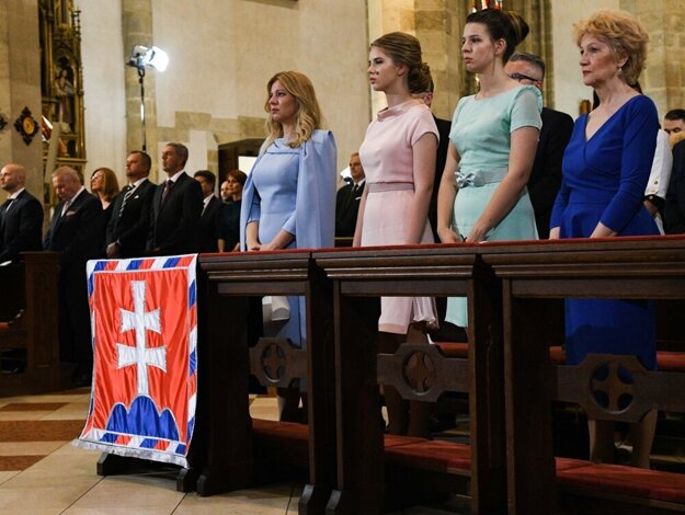 FILE FOTO: Prezidentka Shaputova (vľavo) a jej dve dcéry na inaugurácii prezidenta v júni 2019.