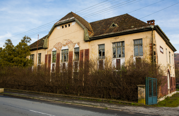 The  dilapidated house served as a school in Kokava nad Rimavicou for  many  decades,  from  1913  to  1990.