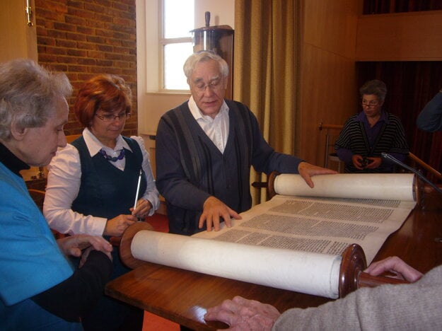 Ružena Kormošová looks at the Torah from Spišská Nová Ves during her London visit in 2008.