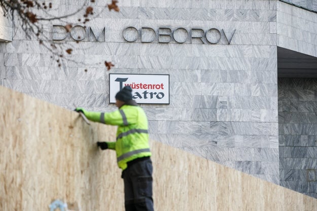 Developer Immocap builds a fence around Istropolis prior to its demolition.