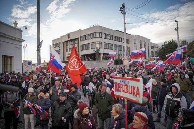 Hundreds of people gathered in front of the parliament to protest against the defence deal with the USA.