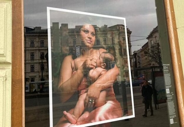 The portrait of Roma mother Jitka Pištová will be displayed in an art gallery window in Bratislava until April 2022.