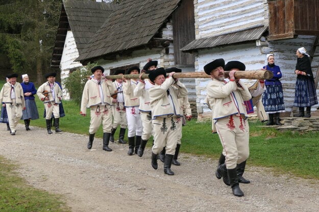 Lubená, a folk group from Poluvsie in the Prievidza district, Trenčín Region, is going to erect a maypole in the open-air Museum of Slovak Village in Martin, Žilina Region, in late April 2022.