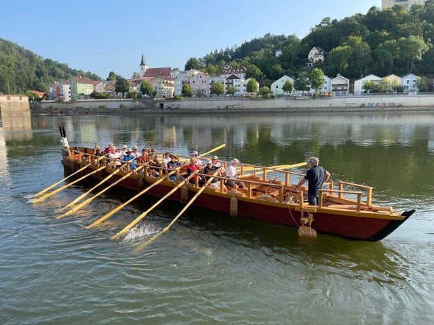 Danuvina Alacris, replica of an ancient Roman boat, on its way down the Danube.