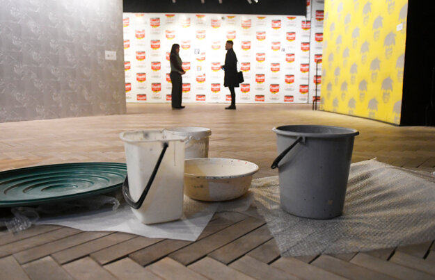 In the Andy Warhol Museum of Modern Art in Medzilaborce, eastern Slovakia, water is leaking into the exhibition in several places. Museum workers are collecting water in buckets. They moved part of the exhibition to the depository and the rest to other premises. The comprehensive reconstruction of the museum took place in 2010.