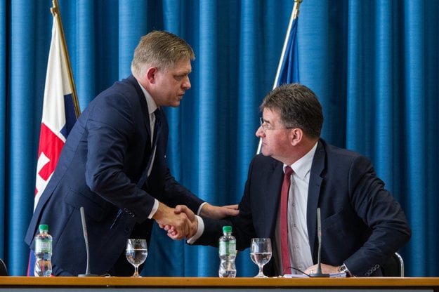 PM Robert Fico (left) and Foreign Minister Miroslav Lajčák at the November 23 press conference.