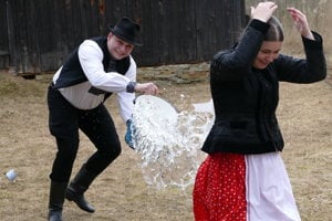 Folklore ensemble (FS) Lysec showed traditions and habits in the Museum of Slovak Village (SNM) on Sunday before Easter.