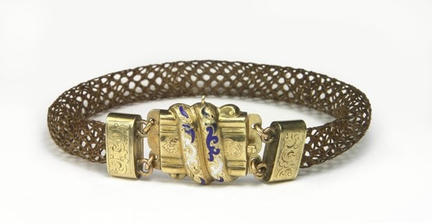 Bracelet made of hair, with a golden fastening decorated with enamel.