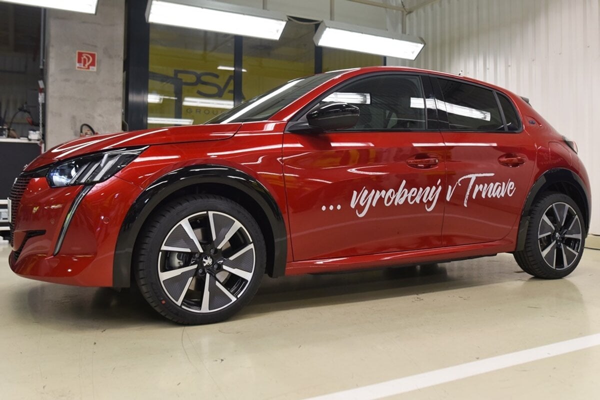 Groupe Psa Will Produce Electric Peugeot 208 Exclusively In Trnava The First Electric Cars Have Rolled Off Production Line In Trnava