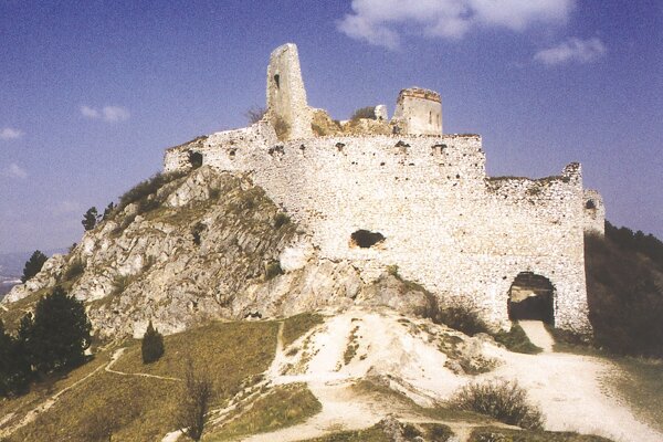 Cachtice Castle ruins daytime