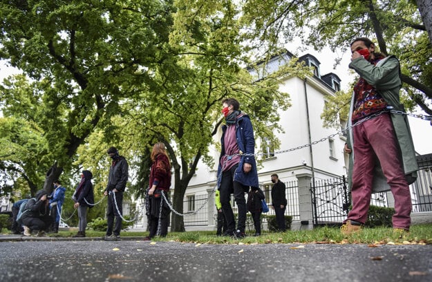 Several activists protested in front of the Government's Office and several ministries on October 7, to point to the consequences of climate change.