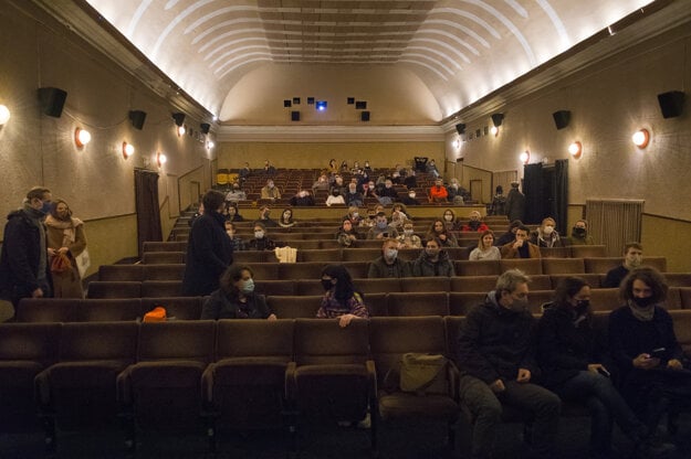 The Úsmev cinema in Košice re-opened after more than a month on November 24. Due to anti-epidemic measures, the cinema shut down temporarily on October 15. On the eve of its re-opening, cinema goers had to disinfect their hands before entering and they had their body temperature measured.