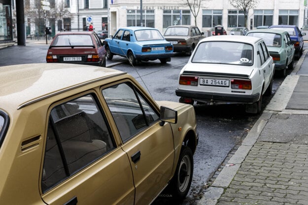 Roman Ondak first exhibited his work in 2001 in Vienna. Today, the Škoda cars park outside Kunsthalle in Bratislava.