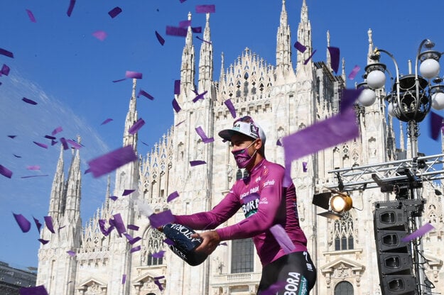 Slovák Peter Sagan kropí šampanské z pódia po záverečnej etape cyklistických pretekov Giro d'Italia, sólový zážitok z 30,3 km zo Senaga do talianskeho Milána 30. mája 2021.