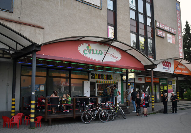 People wait in line for the best ice cream in Dolný Kubín, and arguably the Orava region.