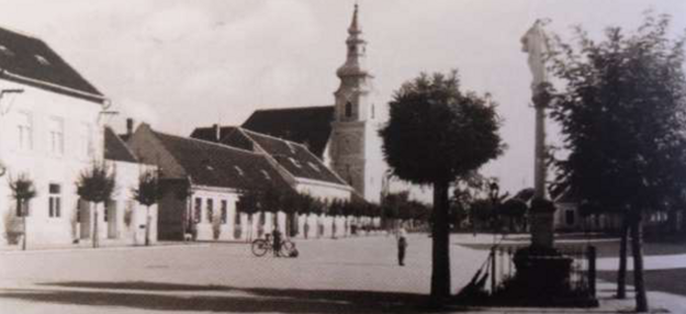 A photograph from the 20th century depicts the Marian column with a new metal fence and trees.
