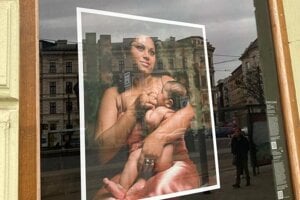 The portrait of Roma mother Jitka Pištová will be displayed in an art gallery window in Bratislava until April 2022.