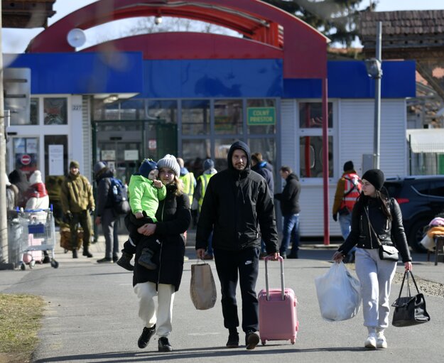 Refugees from Ukraine at the pedestrian border crossing in Veľké Slemence.