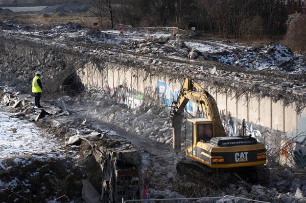 Preparatory work to construct a track for trams in Petržalka, Bratislava (January 24, 2022).
