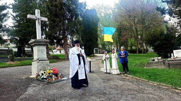 Отець ієрм. Пантелеймон провів Пасхальну поминальну панахиду за загиблими українцями