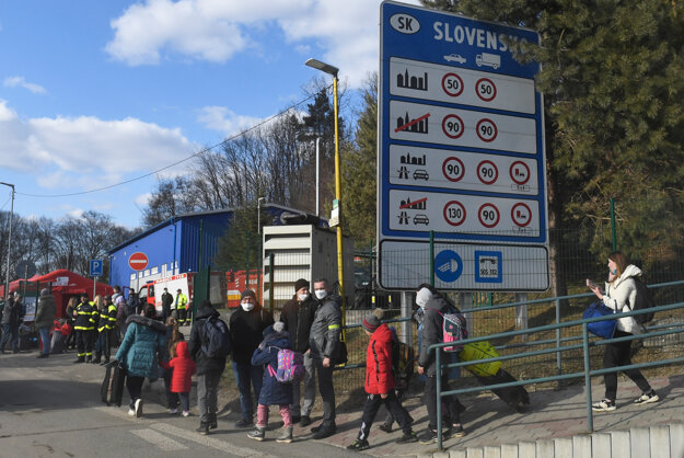 Ukrainian refugees at the Ubľa border crossing on February 27, 2022.