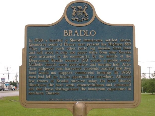 A 1997 plaque that honours Slovak immigrants who lived in Bradlo, Canada.