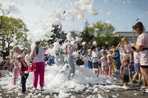 Festival Ulica na hranie at Mudroňova elementary school.