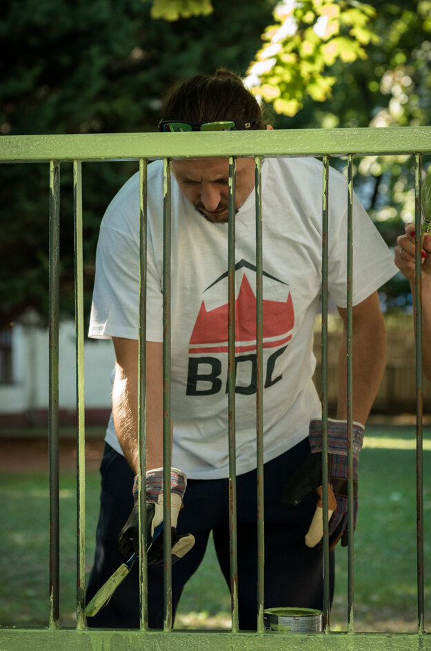 Lukáš Latinák, actor and ambassador of volunteering in Slovakia helped painting a fence in a leisure time center in Petržalka.