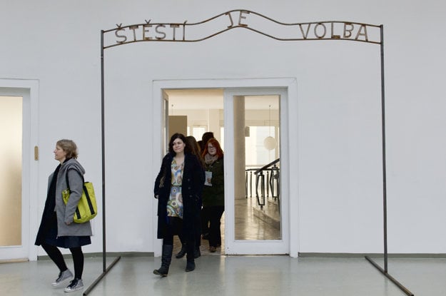 NEW ETERNITY (CZ) Pavel Karous, Helena Sequens, Adam Stanko: Happiness Is a Choice, installation