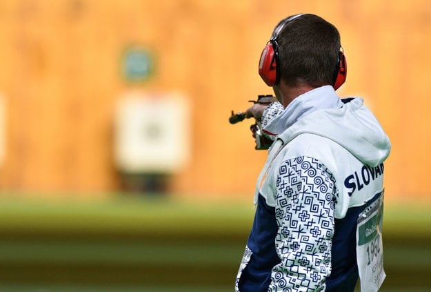 Paavol Kopp shoors in finals of free pistol at Rio Olympics. 