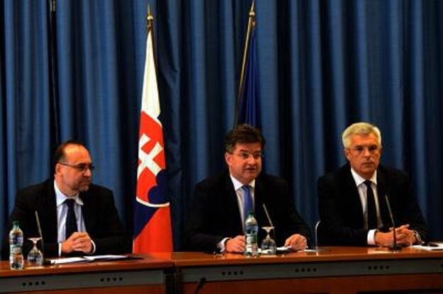 Javočík, Ljčák and Korčok (L-R) announcing the swapping.