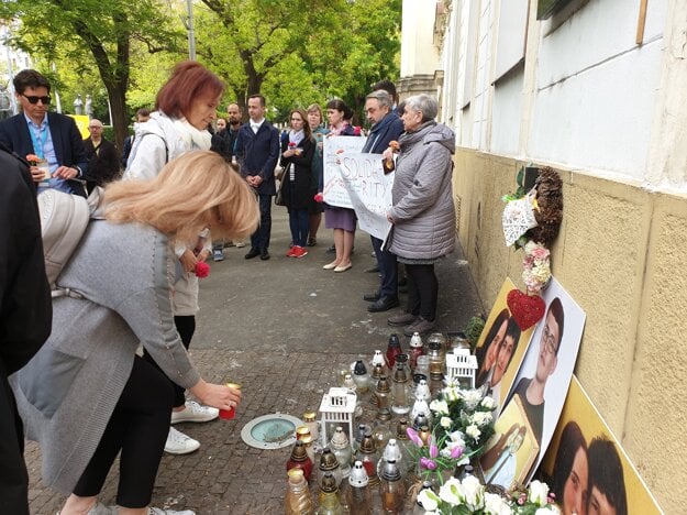 Members of the EU-Russia Civil Society Forum paid tribute to Jan Kuciak and Martina Kusnirova in Bratislava, May 7, 2019.