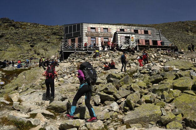 Nice weather lured many tourists to the Rysy peak in the High Tatras during the weekend.