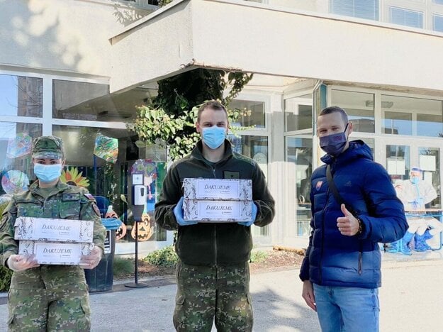 Matej Tóth (right) helps deliver cakes to testing teams in Banská Bystrica. 