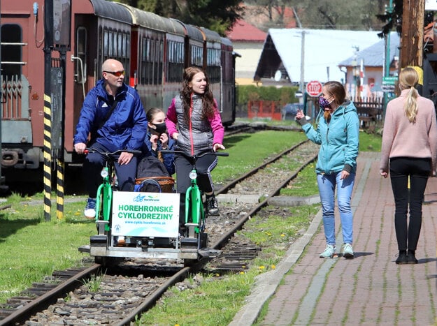 Tūristi 2021. gada 16. maijā pa dzelzceļu pa velosipēdiem pa leģendārām sliedēm atrodas Cerny Baluj, Slovākijas vidienē.