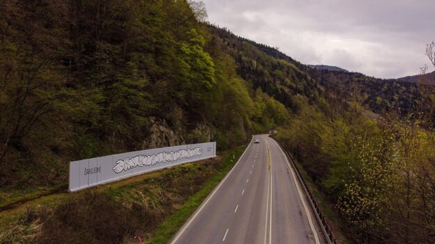 In May, Martin Hríb and Radim Straka painted the “HANDS” mural as a symbol of support and gratitude for frontline workers by the first-class road running between Žilina and Martin.