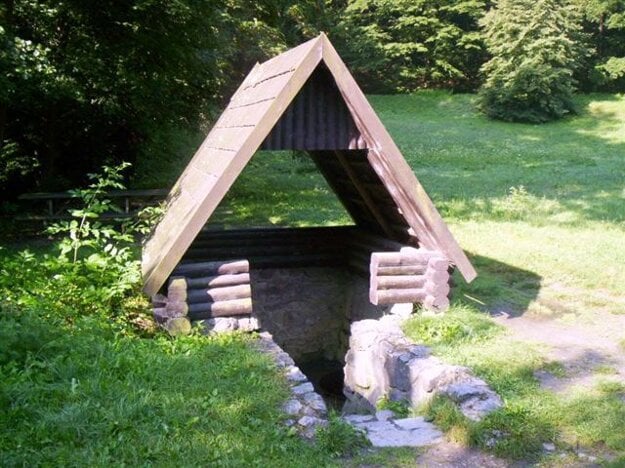 The well marked as Studnička II. Lom (Medáreň) has potable water.