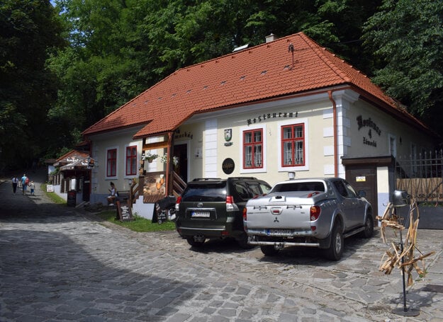 The Kastelán brewery and restaurant below Orava Castle.