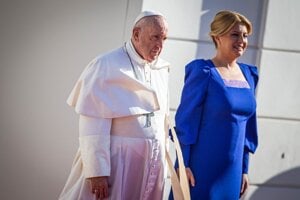 President Zuzana Caputova welcomes Pope Francis in front of the Presidential Palace. 