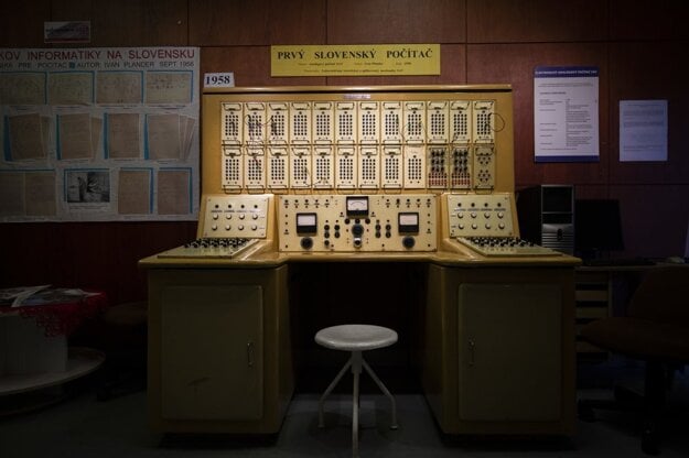 The first Slovak electronic component of a computer, a type of amplifier of the analogue computer's calculating unit, marks 65 years today.
