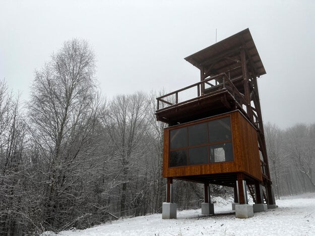 A new lookout tower above the town of Svidník, eastern Slovakia, also offers tourists the opportunity to sleep in a shelter below the tower.