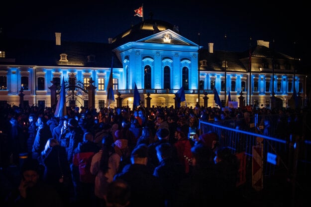 Hundreds of people marched across Bratislava and in front of the Presidential Palace lit in Ukrainian colours to support Ukraine and protest against Russian aggression on Thursday, February 24.