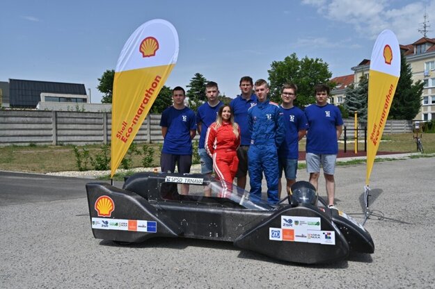 Students from Trnava and their electric car. 