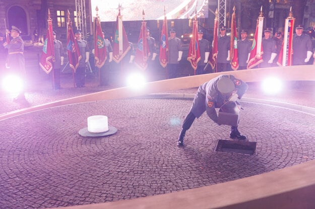 A soldier places remnants of an unknown soldier into the tomb.