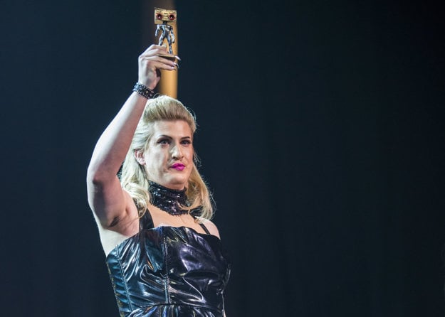 B-Complex receives the Radio_Head Award.