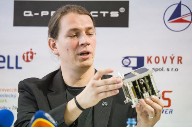 Jakub Kapuš with the skCUBE satellite.