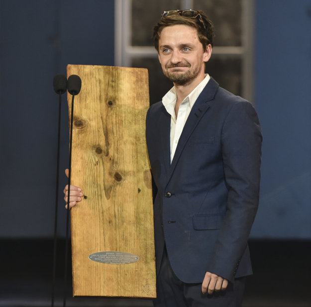 Best Actor of the 2017 seaosn, Tomáš Mischura, recevives the Dosky award.